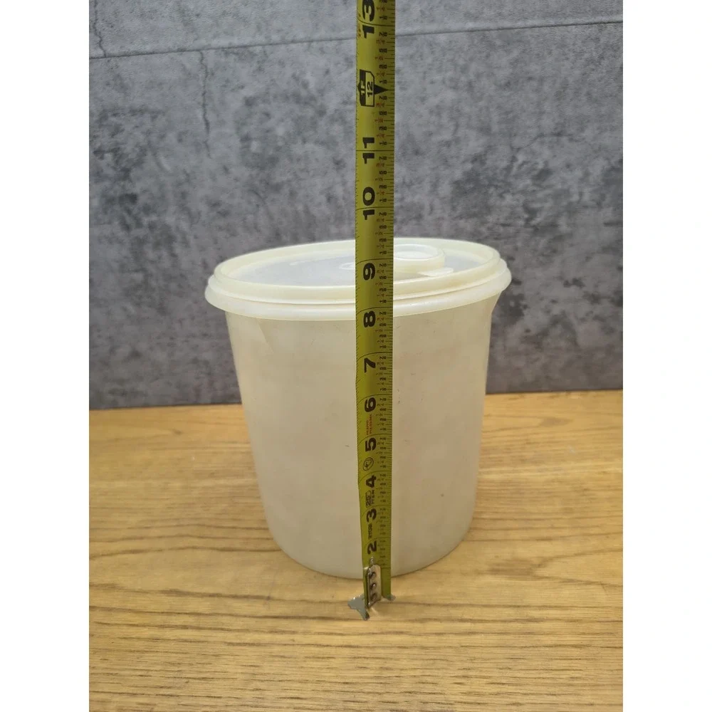 1970 Tupperware Clear Round Storage 254-8 w. Pouring Lid 510-30